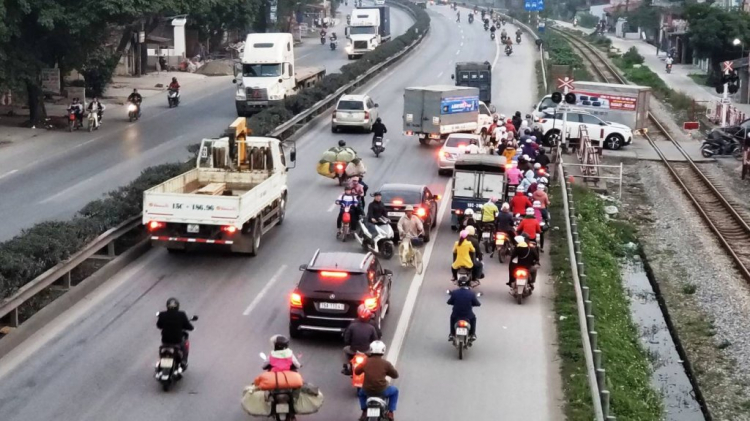 Tài xế thoát chết khi oto bị tàu SE6 tông nát: Không phải may mắn lúc nào cũng mỉm cười Tài xế thoát chết khi oto bị tàu SE6 tông nát: Không phải may mắn lúc nào cũng mỉm cười