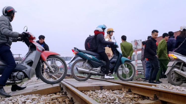 Tài xế thoát chết khi oto bị tàu SE6 tông nát: Không phải may mắn lúc nào cũng mỉm cười Tài xế thoát chết khi oto bị tàu SE6 tông nát: Không phải may mắn lúc nào cũng mỉm cười