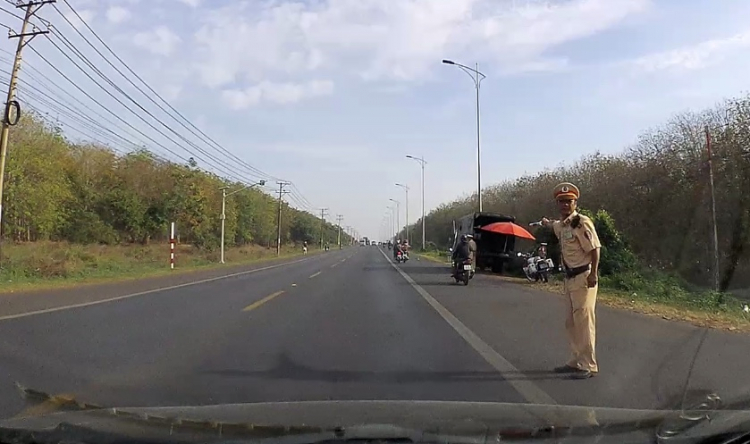 Hài hước các xe đều bị bắt lỗi chạy quá 72km/h tại địa phận Đồng Nai Hài hước các xe đều bị bắt lỗi chạy quá 72km/h tại địa phận Đồng Nai