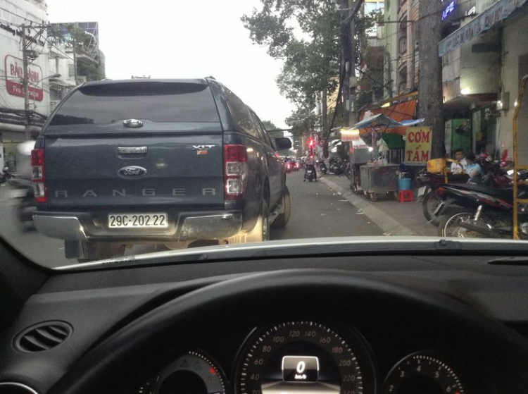 "Bố đang nói điện thoại, các chú đừng phiền"