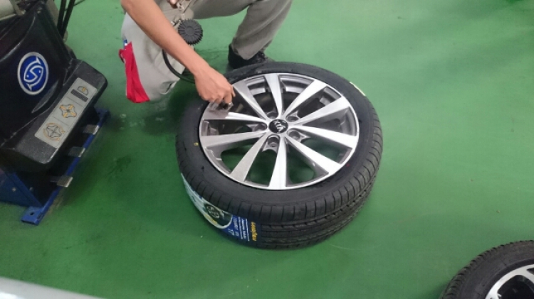 KIA K3 bị lỗi bố thắng và vỏ Goodyear bị phù dộp.