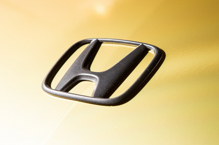 Kỷ niệm 50 tại Úc, Honda giới thiệu loạt sản phẩm dán wrap chrome vàng “sang chảnh”