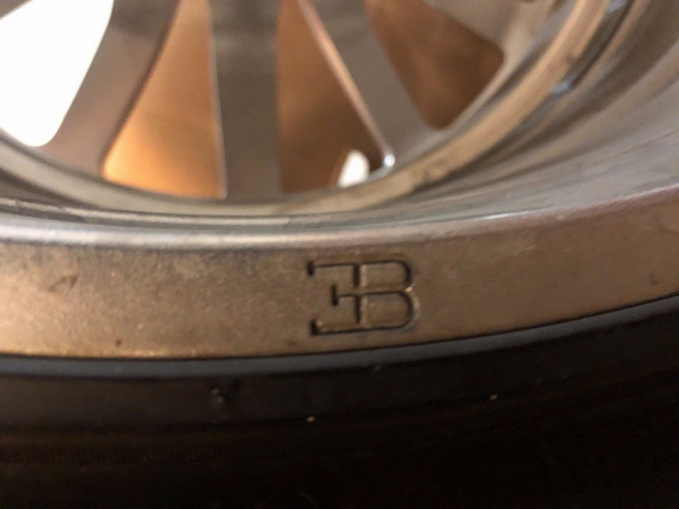 Bộ bánh mâm cũ của Bugatti Veyron có giá đắt hơn cả một chiếc Porsche 911 Bộ bánh mâm cũ của Bugatti Veyron có giá đắt hơn cả một chiếc Porsche 911