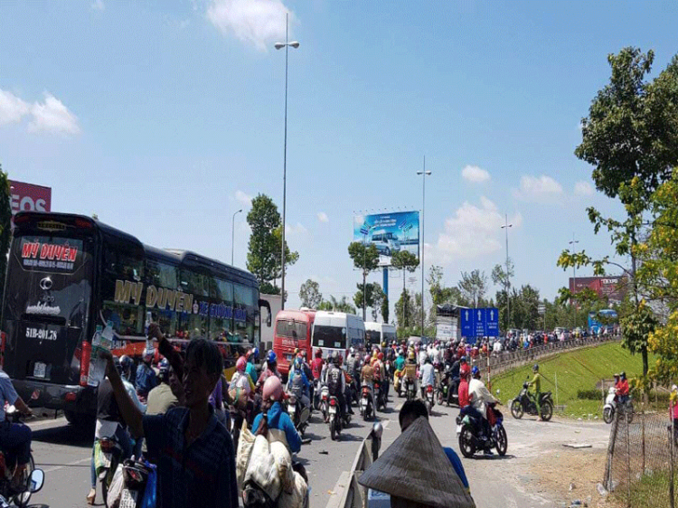 Khó khăn đường trở về TP. Hồ Chí Minh vì kẹt cứng