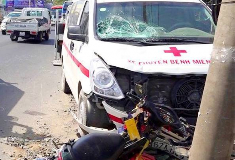 Tài xế lái xe cứu thương ngủ gục tông vào xe máy khiến thai phụ mất con