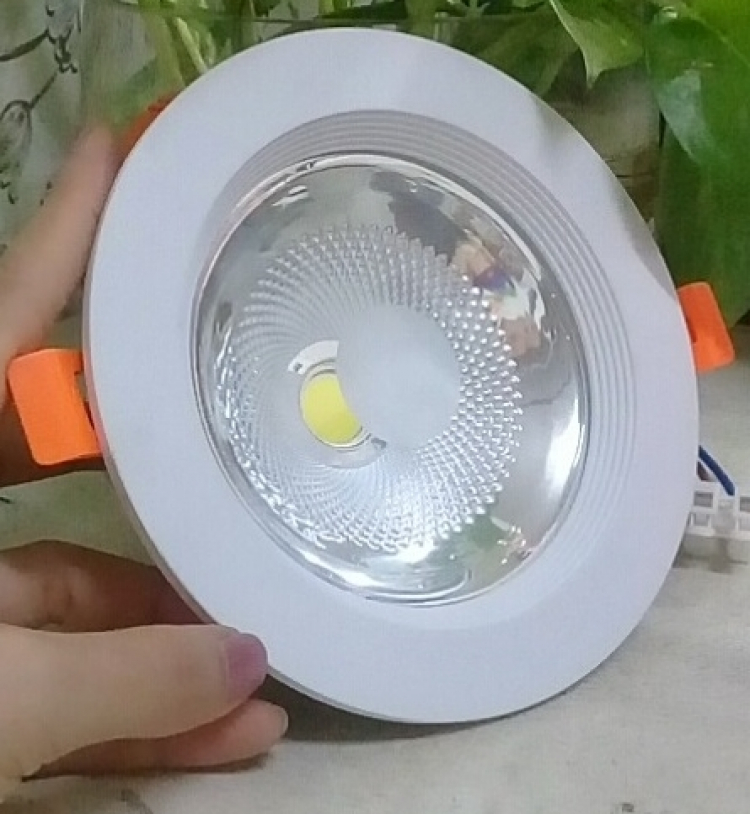 Ổ cắm địên và LED âm trần hiệu nào tốt ?