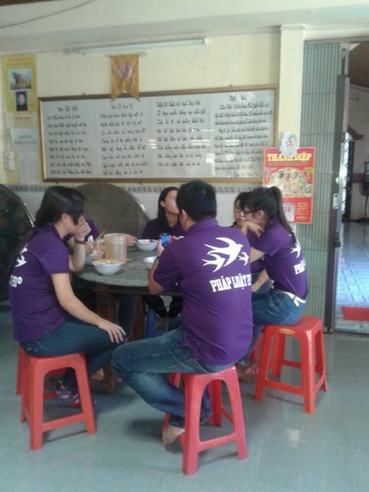 Chủ nhật này có bác nào phụ em đi chở quà từ thiện được không ạ? Chủ nhật này có bác nào phụ em đi chở quà từ thiện được không ạ?