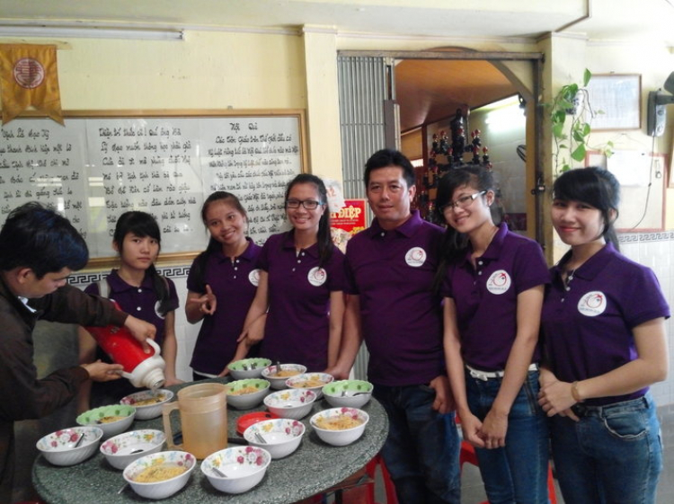 Chủ nhật này có bác nào phụ em đi chở quà từ thiện được không ạ? Chủ nhật này có bác nào phụ em đi chở quà từ thiện được không ạ?
