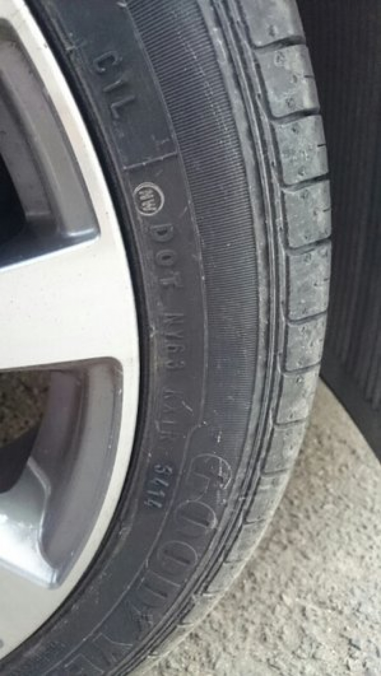 KIA K3 bị lỗi bố thắng và vỏ Goodyear bị phù dộp.