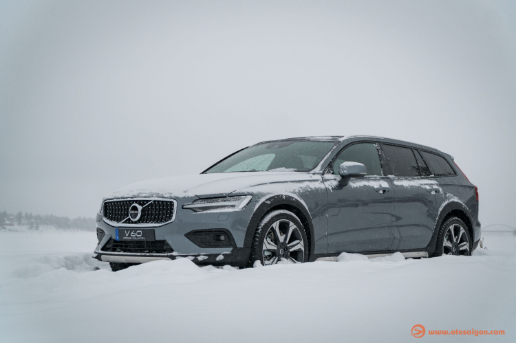 [Clip] Lái Volvo V60 Cross Country trên những con đường tuyết ở Lulea, Thuỵ Điển (ngày 1)