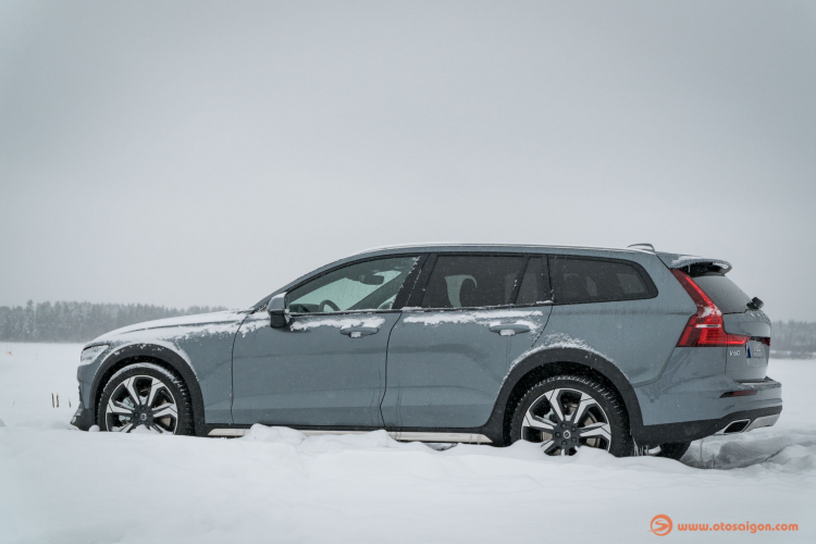 [Clip] Lái Volvo V60 Cross Country trên những con đường tuyết ở Lulea, Thuỵ Điển (ngày 1)