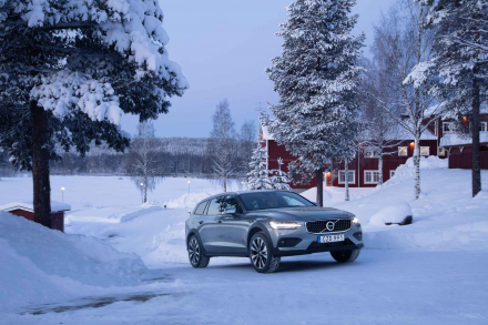 OtoSaigon-Volvo-V60-Cross-Country-Lulea-Sweden-2019-Press-1.jpg