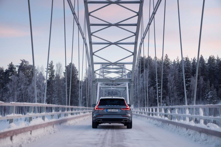 [Clip] Lái Volvo V60 Cross Country trên những con đường tuyết ở Lulea, Thuỵ Điển (ngày 1)