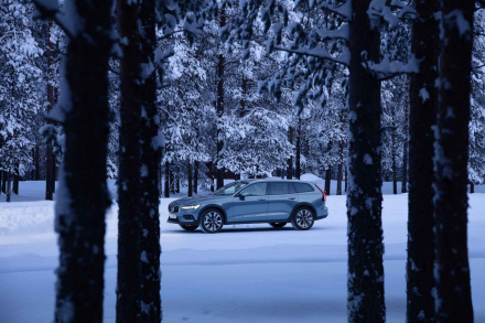 OtoSaigon-Volvo-V60-Cross-Country-Lulea-Sweden-2019-Press-4.jpg