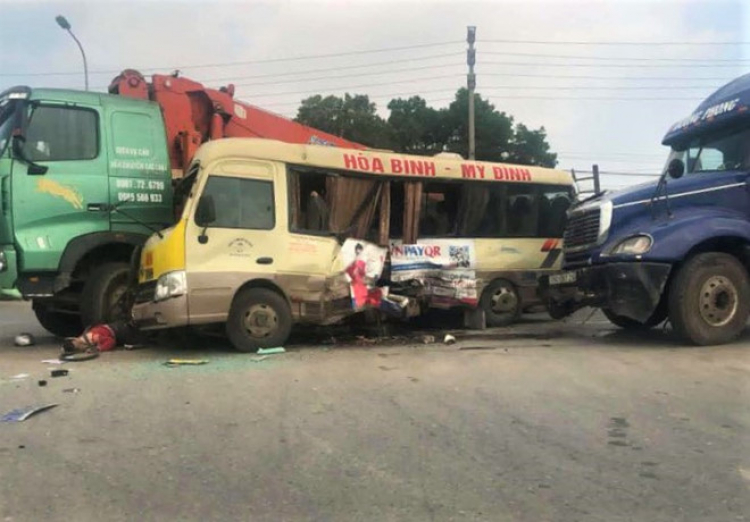 Tai nạn liên hoàn tại đại lộ Thăng Long: 2 vợ chồng tử vong