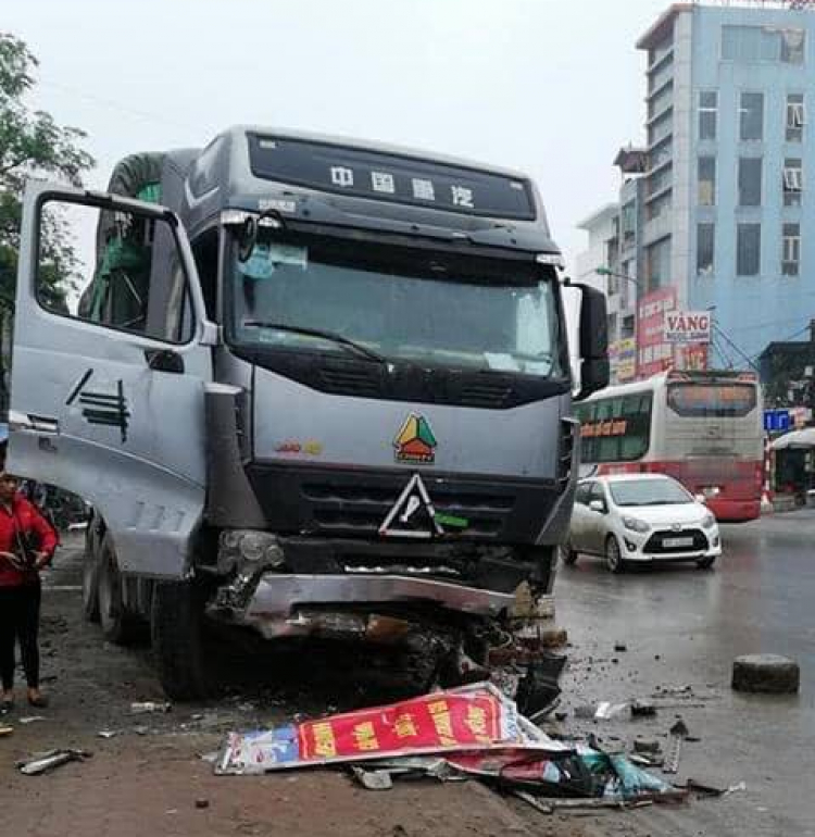 Bị xe điên lao tới khi đang ngồi trong xe taxi đón khách, tài xế chết thương tâm