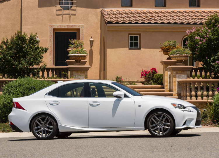 Lexus giới thiệu Lexus IS 300 F Sport “Black Line”: sản xuất giới hạn 900 chiếc