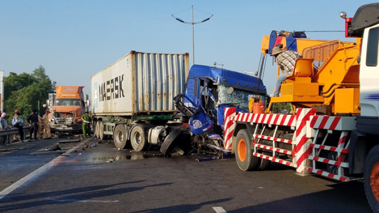 Tai nạn liên hoàn giữa 3 container trên cao tốc Trung Lương khiến tài xế đang cứu hộ tử vong