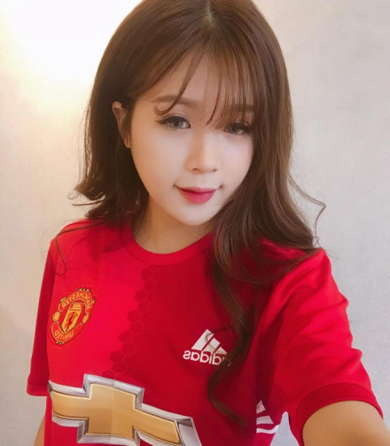 Hot-girl-fan-MU-hua-dang-anh-nong-neu-Quy-do-thang-Man-City-3-1523010322-727-width660height755.jpg