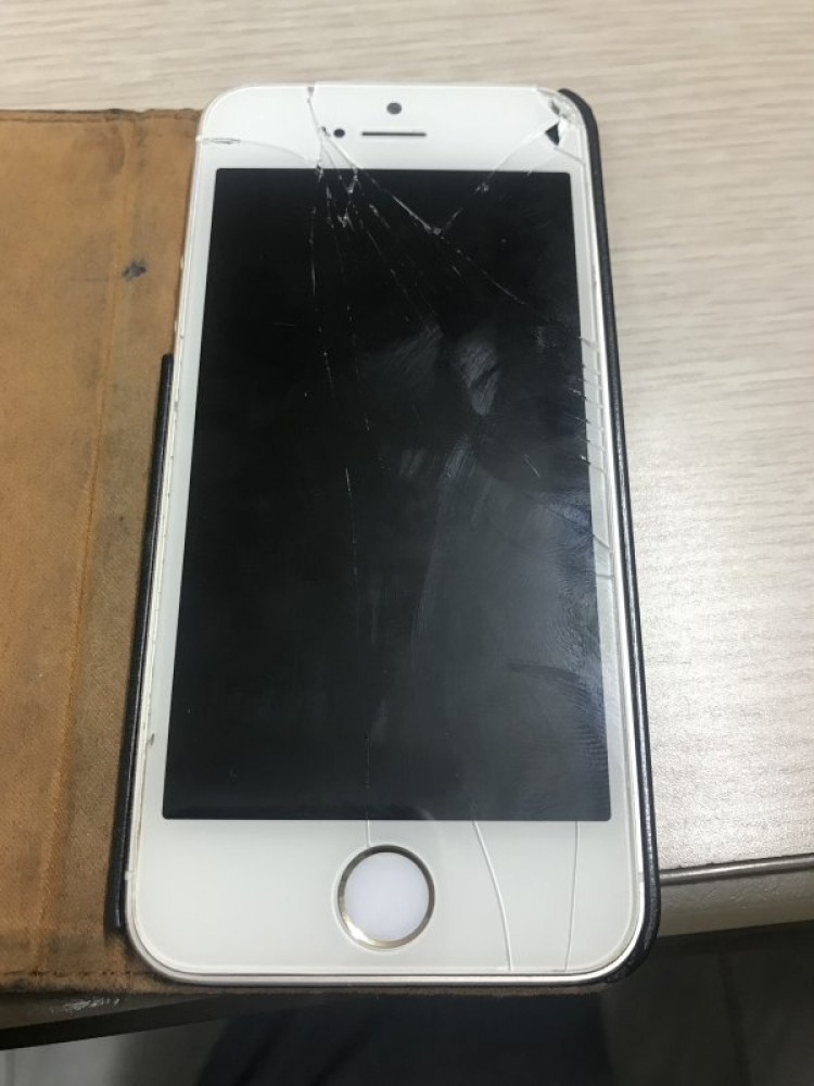 Iphone 6 đang sạc bị nổ vỡ màn hình