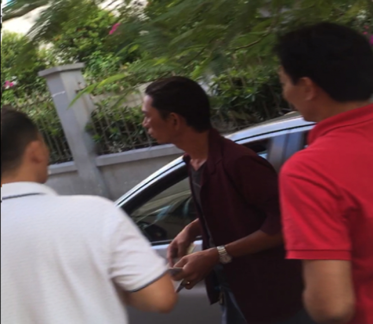 Ngang nhiên "trấn tiền" ô tô giữa ban ngày trên đường ở Sài Gòn