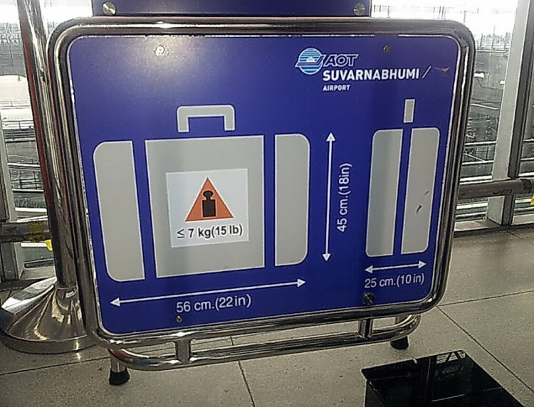 Tranh cãi về kích thước vali xách tay ở các sân bay