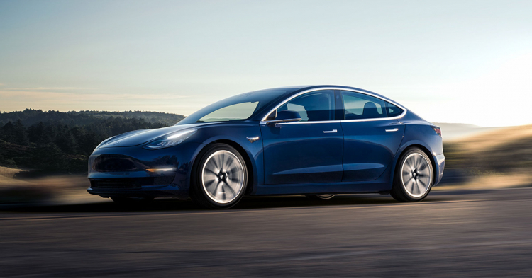 Tesla Model 3 có giá bán từ 35.000 USD; giá tương với Camry XLE V6 tại Mỹ