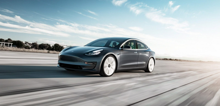Tesla Model 3 có giá bán từ 35.000 USD; giá tương với Camry XLE V6 tại Mỹ