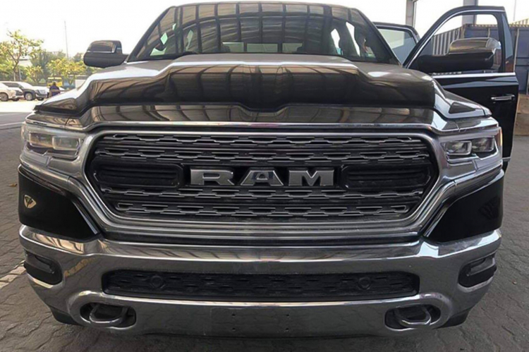 Bán tải cỡ lớn Ram 1500 Limited 2019 về Việt Nam; giá khoảng 4,5 tỷ đồng; đối thủ của Ford F-150