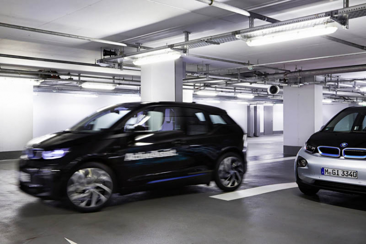 BMW trang bị công nghệ tự động tìm chỗ đỗ cho i3