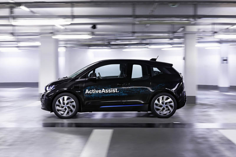 BMW trang bị công nghệ tự động tìm chỗ đỗ cho i3