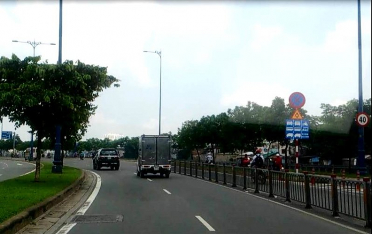 Đậu xe làn 2 bánh có biển cấm dừng,cấm đổ