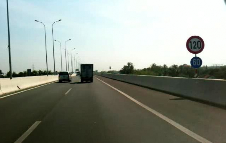 2 lane cao tốc HCM-TL đều được chạy 100 cây chuối/ giờ
