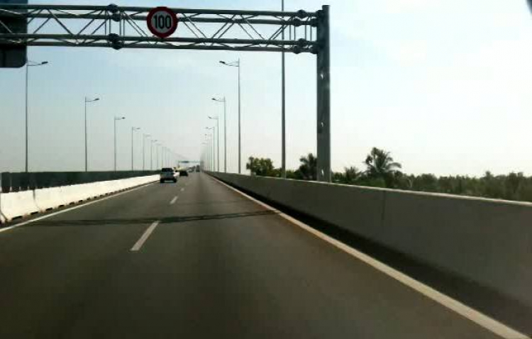 2 lane cao tốc HCM-TL đều được chạy 100 cây chuối/ giờ
