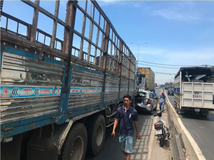 Quốc lộ 1A ùn tắc nhiều giờ sau tai nạn liên hoàn giữa 4 oto