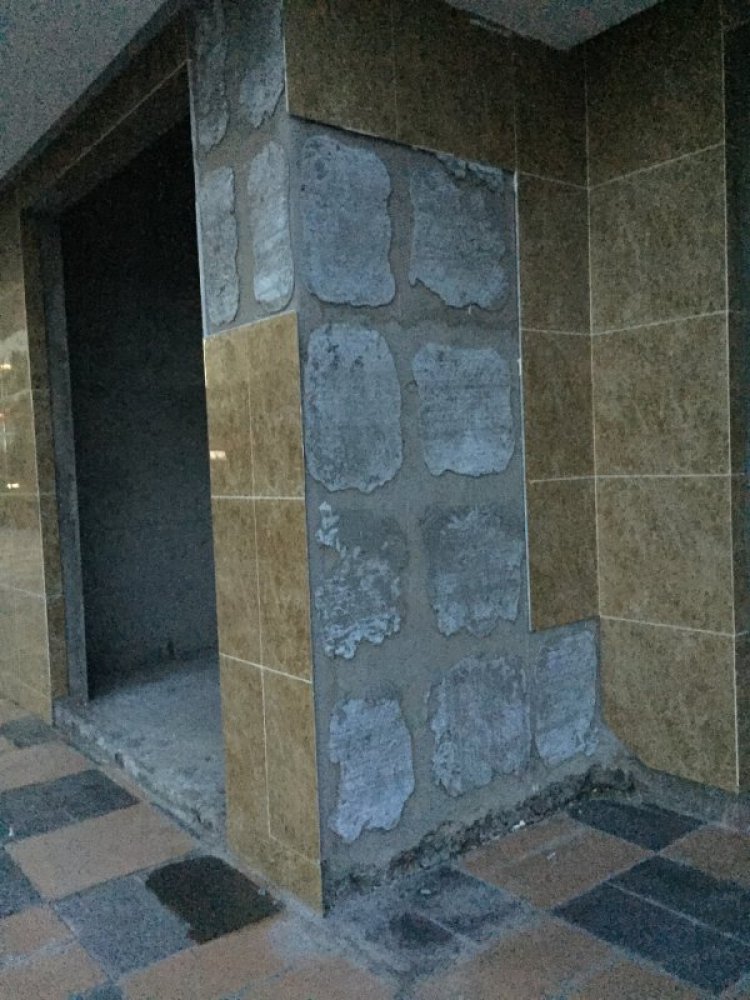 Xử lí gạch lát tầng trệt bị rộp