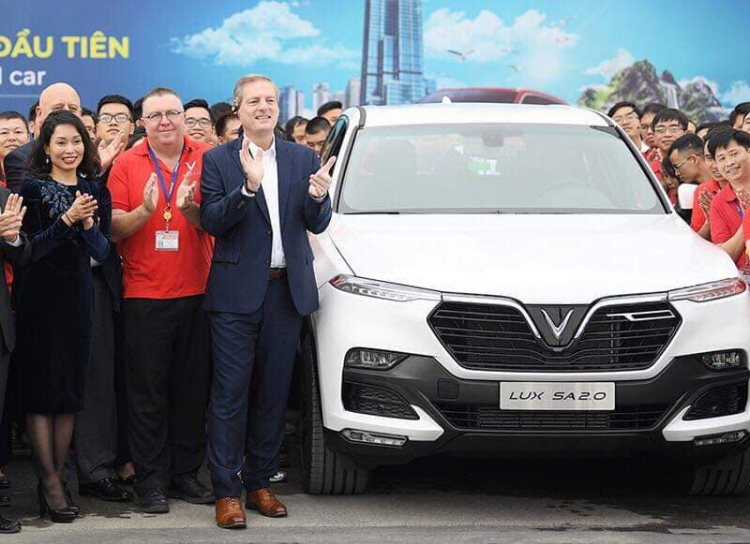 Chiếc xe SUV Lux SA2.0 đầu tiên đã rời dây chuyền và lăn bánh tại nhà máy VinFast