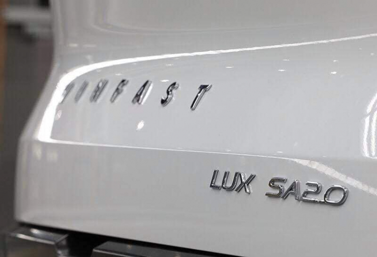 Chiếc xe SUV Lux SA2.0 đầu tiên đã rời dây chuyền và lăn bánh tại nhà máy VinFast
