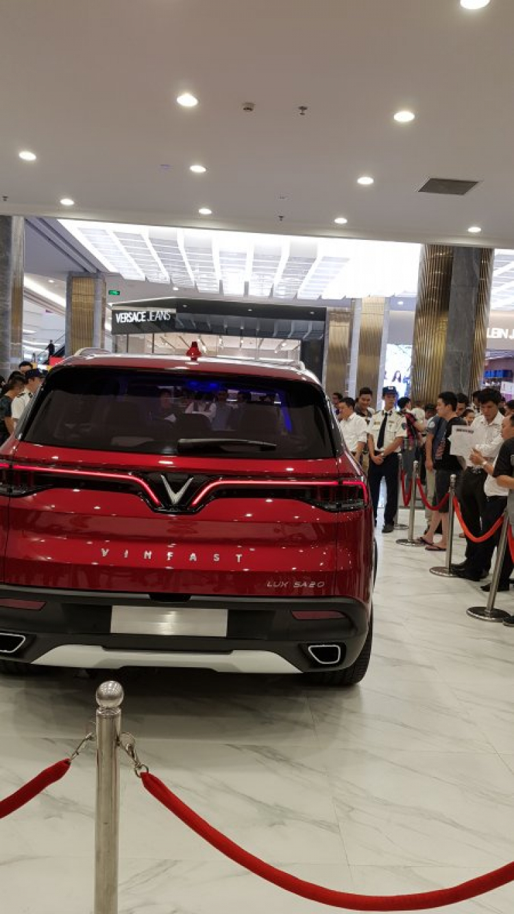 Chiếc xe SUV Lux SA2.0 đầu tiên đã rời dây chuyền và lăn bánh tại nhà máy VinFast Chiếc xe SUV Lux SA2.0 đầu tiên đã rời dây chuyền và lăn bánh tại nhà máy VinFast