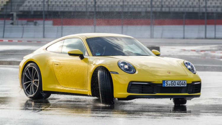 Porsche 911 thế hệ mới an toàn hơn với Chế độ lái trên đường ướt (Porsche Wet Mode)