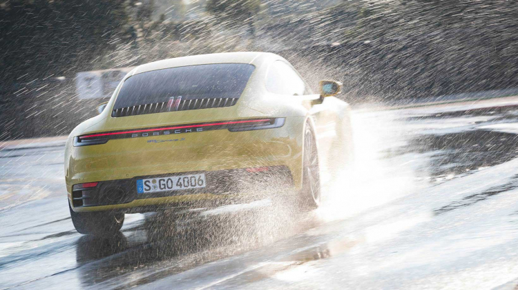 Porsche 911 thế hệ mới an toàn hơn với Chế độ lái trên đường ướt (Porsche Wet Mode)