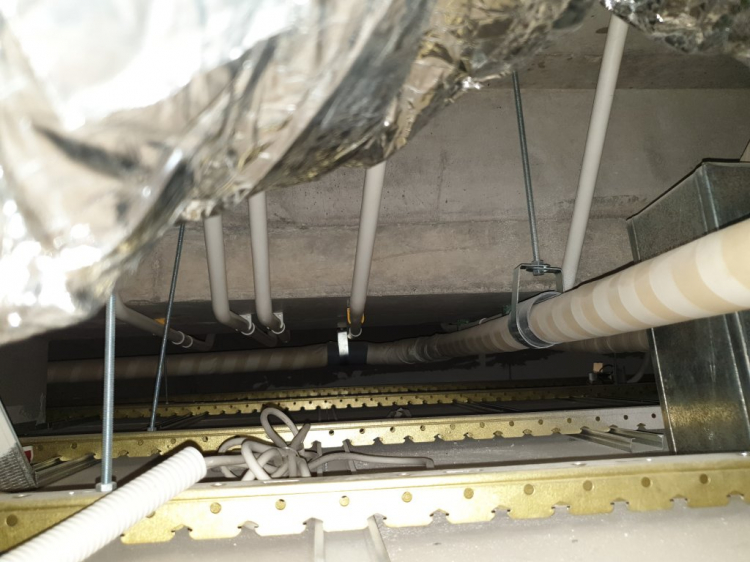 Máy lạnh âm trần hồi trần vẫn cần có nối ống gió từ cục lạnh tới miệng hút gió Máy lạnh âm trần hồi trần vẫn cần có nối ống gió từ cục lạnh tới miệng hút gió
