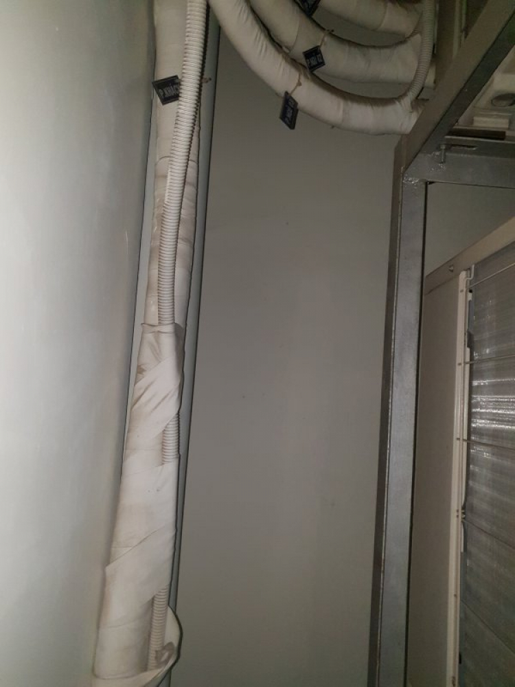Máy lạnh âm trần hồi trần vẫn cần có nối ống gió từ cục lạnh tới miệng hút gió Máy lạnh âm trần hồi trần vẫn cần có nối ống gió từ cục lạnh tới miệng hút gió