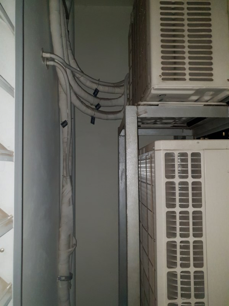 Máy lạnh âm trần hồi trần vẫn cần có nối ống gió từ cục lạnh tới miệng hút gió Máy lạnh âm trần hồi trần vẫn cần có nối ống gió từ cục lạnh tới miệng hút gió