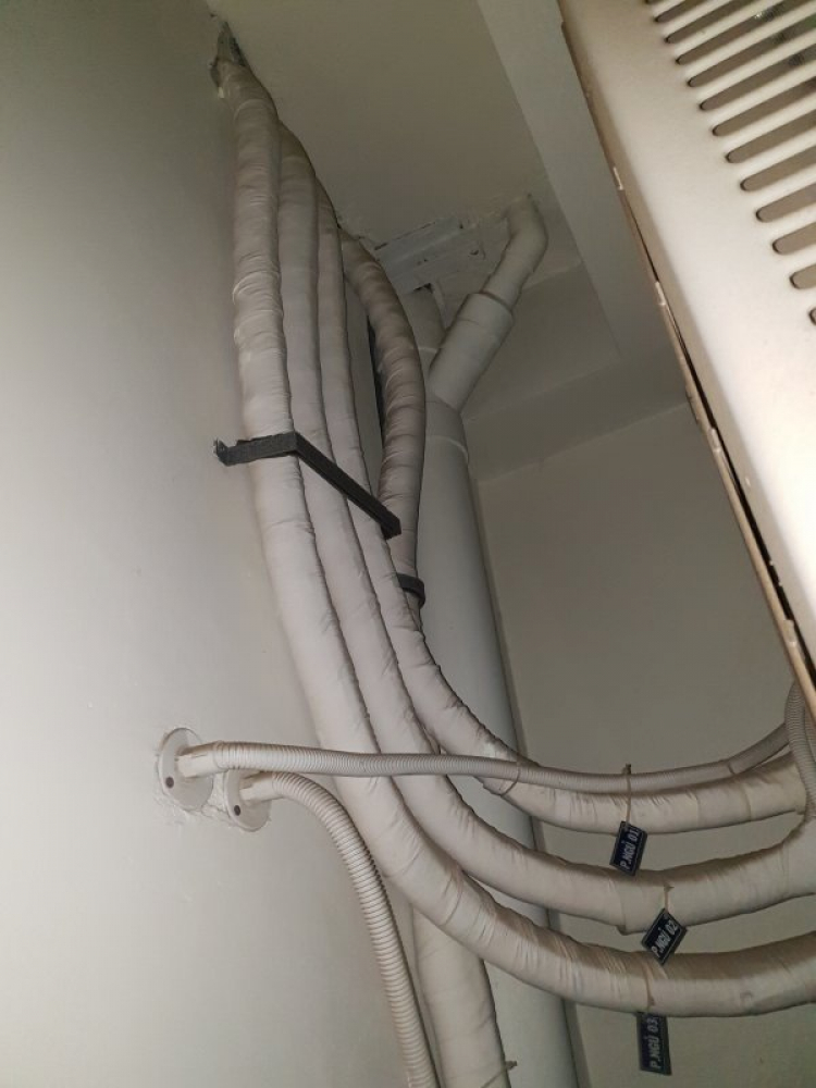Máy lạnh âm trần hồi trần vẫn cần có nối ống gió từ cục lạnh tới miệng hút gió Máy lạnh âm trần hồi trần vẫn cần có nối ống gió từ cục lạnh tới miệng hút gió