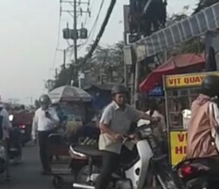 DÀN CẢNH MÓC TÚI TRƯỚC CHỢ BÌNH TRIÊU DÀN CẢNH MÓC TÚI TRƯỚC CHỢ BÌNH TRIÊU