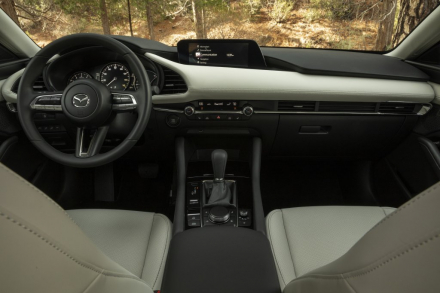 2019-Mazda3-Sedan_38.jpg