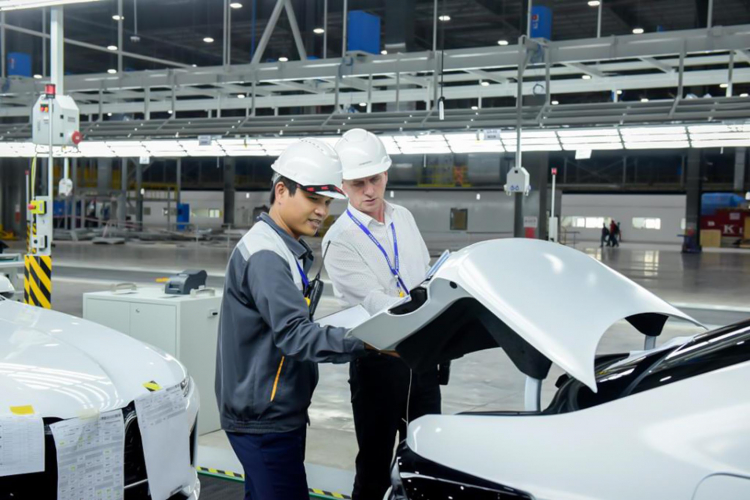 VinFast đưa 155 ô tô Lux ra nước ngoài kiểm thử