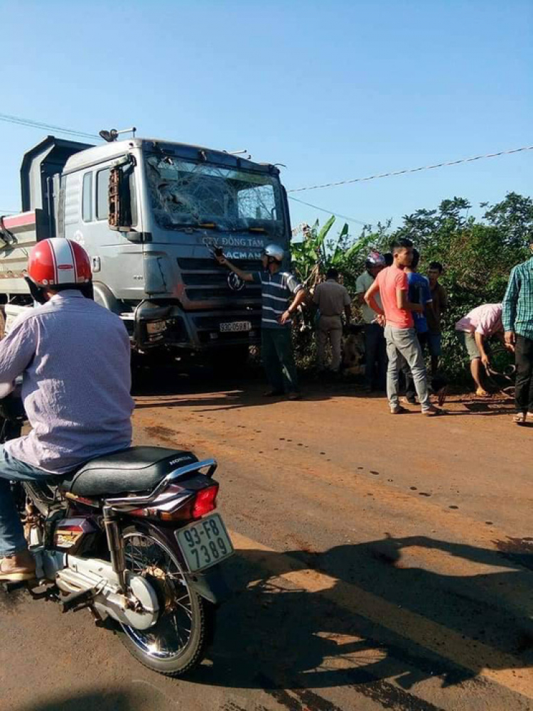 Đang ngủ trong nhà thì hai vợ chồng bị xe ben cán chết, bé gái 3 tuổi may mắn sống sót