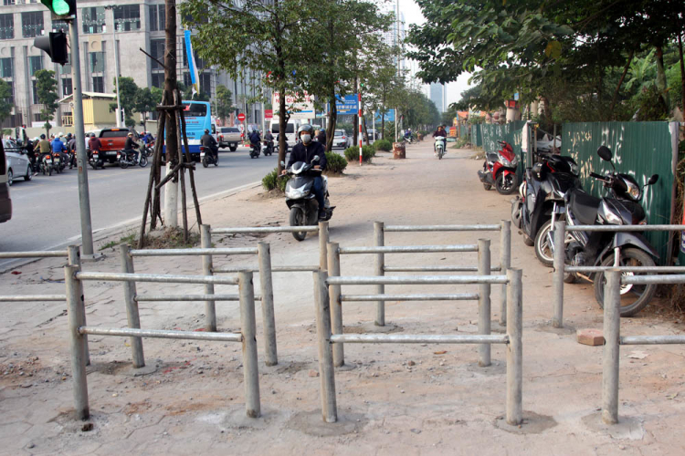 Những lớp rào chắn cấm xe máy vào đường đi bộ và cái văn hoá giao thông hoang dại của người Việt Nam